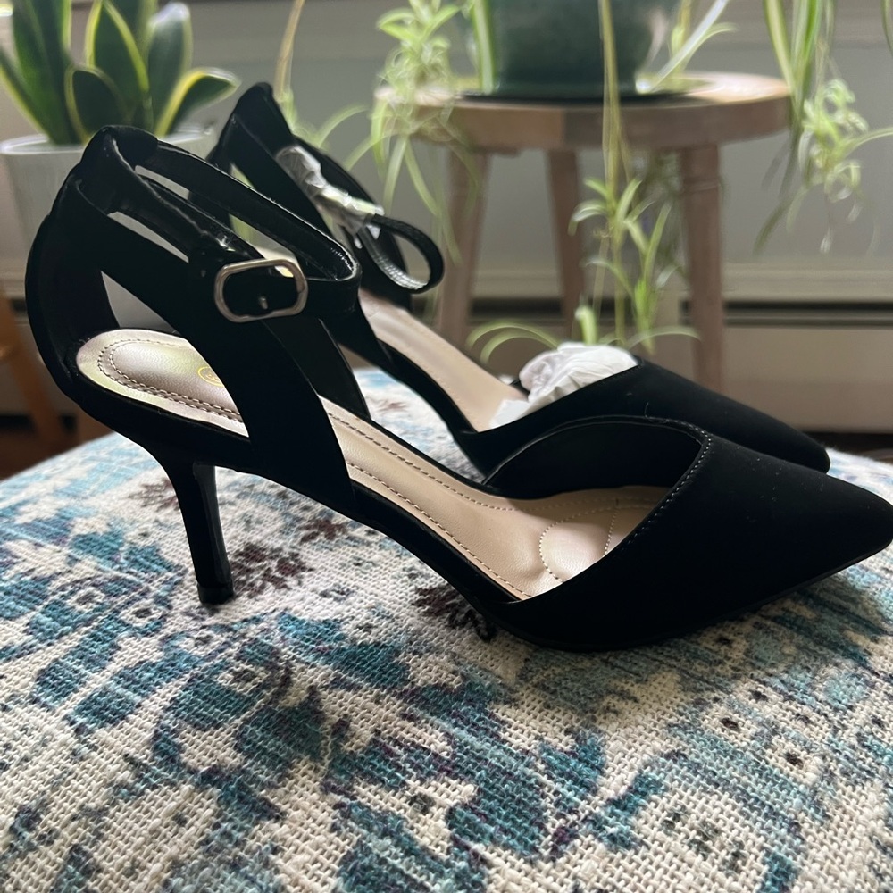 Chic Black Pointed-Toe Heels with Ankle Strap
